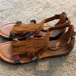 NWOT Minnetonka Maui Flat Leather Fringe Sandals. Size 7